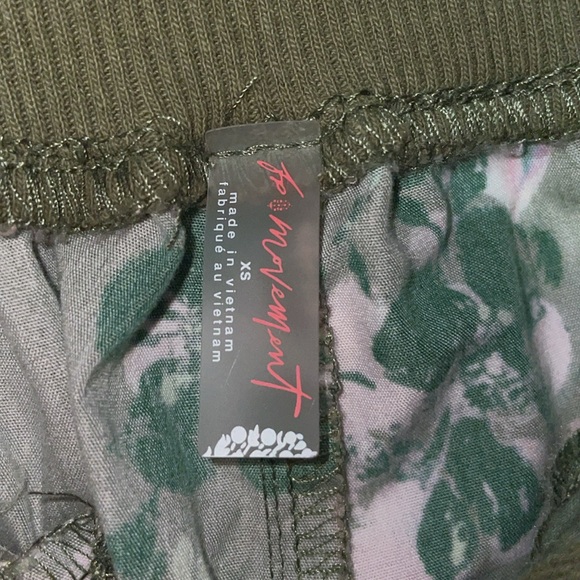 Free People Movement Mesmerize Me Cargo pants Olive Floral - Picture 3 of 12